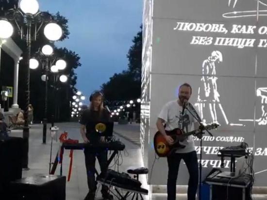 Уличные музыканты развлекают отдыхающих в Железноводске