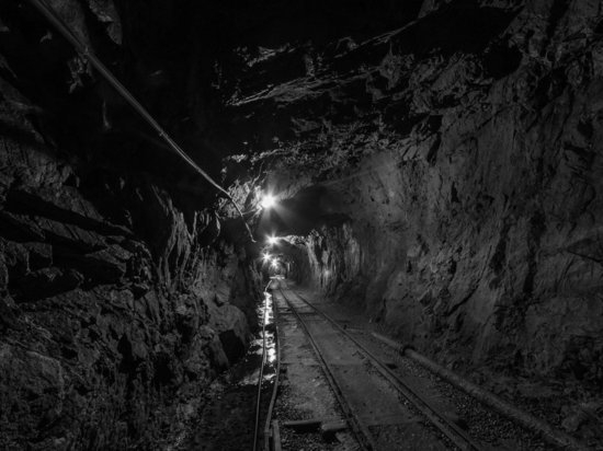 На башкирском руднике произошел обвал грунта: под землей остался человек