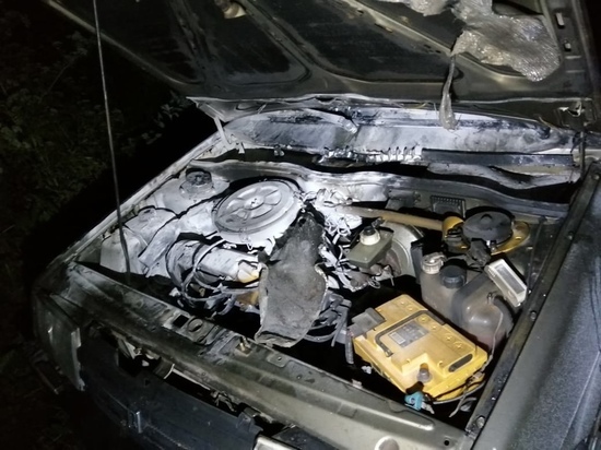 В Дорогобуже владелец машины увидел из окна дым из-под капота и бросился спасать свое имущество