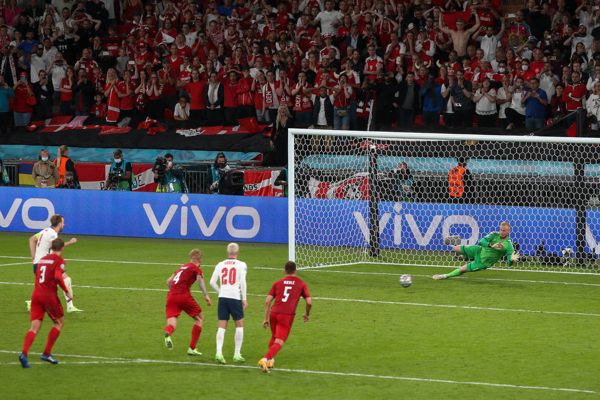 Исход полуфинала Англия – Дания решил пенальти, для которого арбитру не понадобилось смотреть видеоповтор