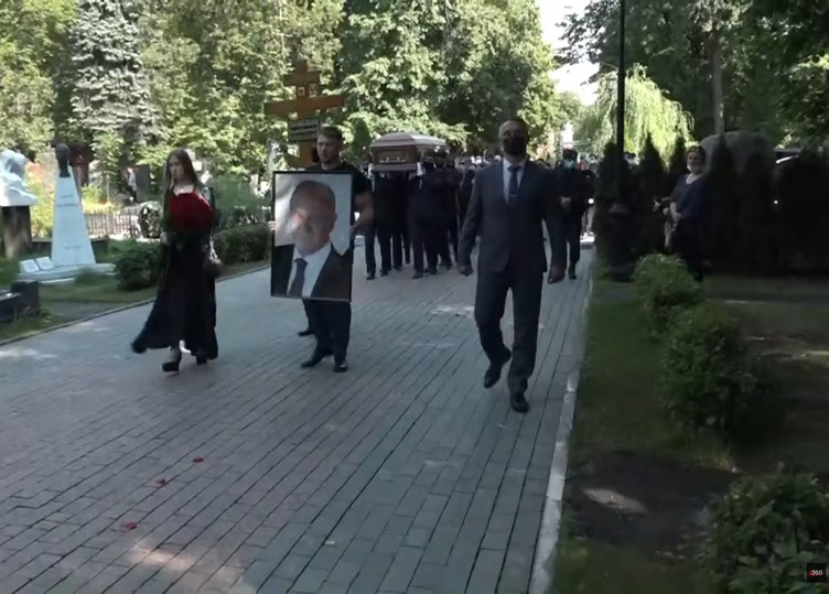 Трансляция прощания с навальным. Прощание с Владимиром Меньшовым. Прощальный кортеж на похоронах.