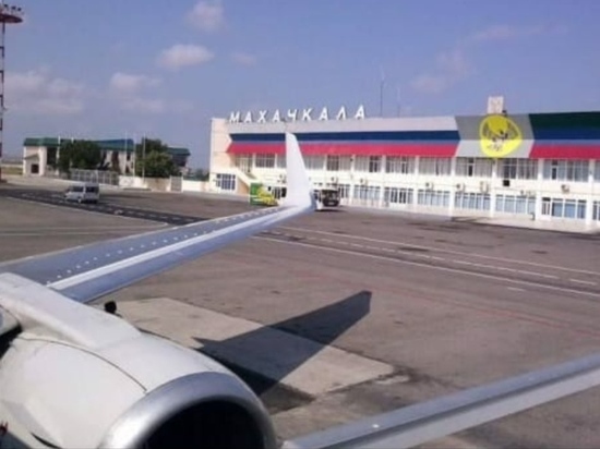 В Дагестане пассажир авиарейса ударил полицейского головой