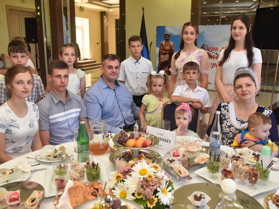 Многодетные семьи ДНР получили награды из рук Главы