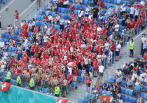 Безопасность на стадионе «Санкт-Петербург» во время матчей Евро-2020 помогали обеспечивать народные дружинники. Выручать петербургских полицейских вызволить 637 добровольцев. Об этом рассказали в пресс-службе Смольного.