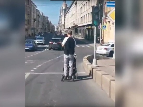 Молодой отец с коляской решил погонять по центру Петербурга