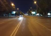 Ночью 9 июля в Центральном районе Новосибирска водитель иномарки сбил пешехода, которые переезжал дорогу по зебре на самокате