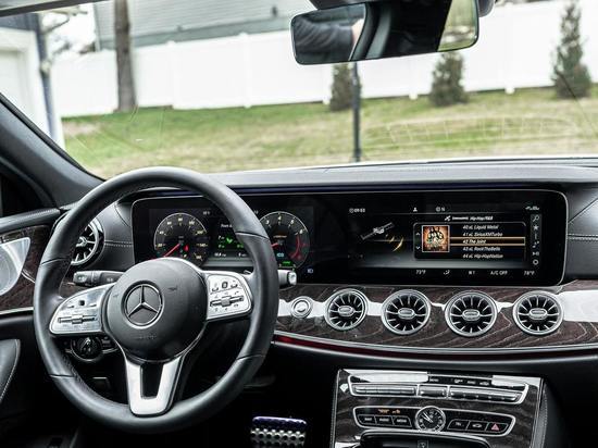 ГИБДД на Сахалине накажет водителя Mercedes за видео опасной езды