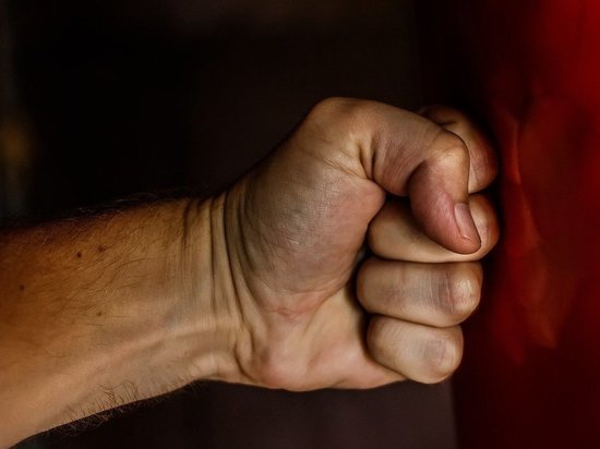 Макгрегор попытался пнуть Порье на битве взглядов перед боем