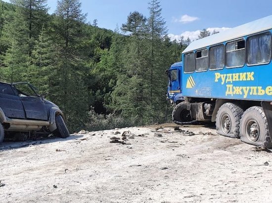 11 вахтовиков пострадали в автоаварии на Колыме: водитель погиб