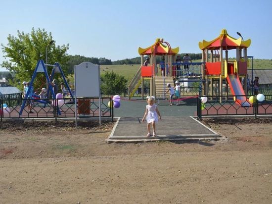 В Бураевском районе появилась детская площадка стоимостью 2,5 млн рублей