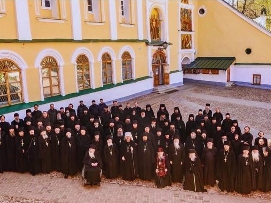 Сообщения о насильственной вакцинации монахов Псково-Печерского монастыря опровергла епархия
