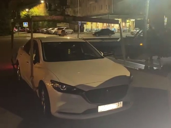  Эвакуатор увез припаркованные у парка Победы машины в Белгороде