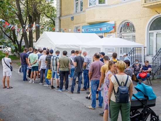 Более тысячи жителей Екатеринбурга поставили прививки в дворовых пунктах, организованных депутатами медицинской фракции