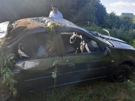 Автомобиль с двумя мужчинами перевернулся в водоем под Увой