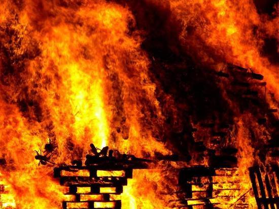 В Кувандыке горит дом