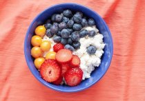 Доктор медицинских наук, врач-диетолог Марият Мухина назвала продукты, которые помогают раскрыть полезные свойства и вкус летних ягод