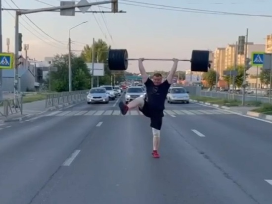 Ярославский силач выжал 200 на светофоре