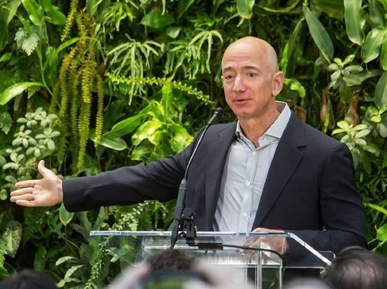 Покинувший пост главы Amazon Безос вновь побил рекорд по богатству