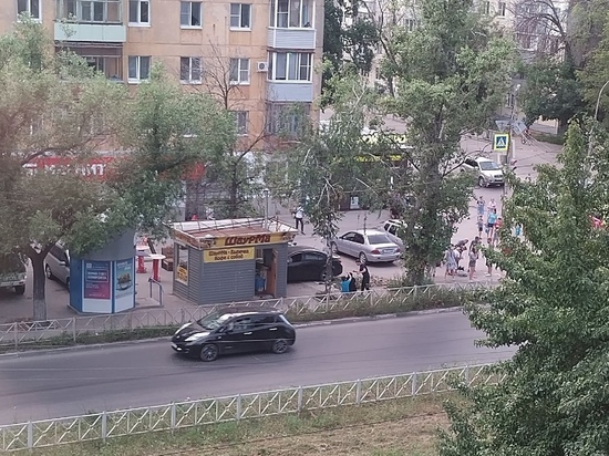 На улице Островского в Рязани машина протаранила палатку с шаурмой