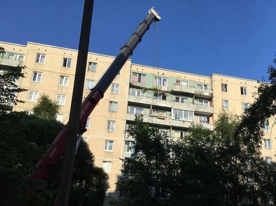 Остатки бетонных плит после обрушения балкона в Ленобласти убрали с помощью крана
