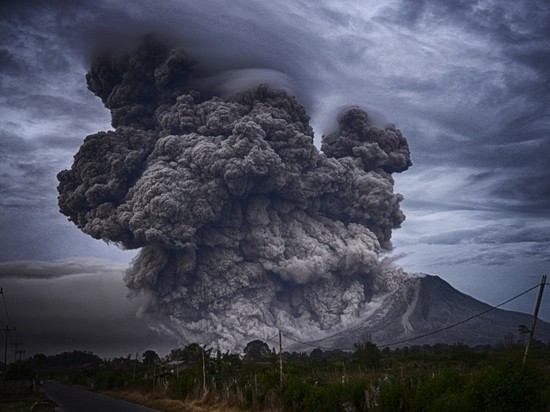 Курильский вулкан выбросил пепел в окружающую среду