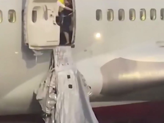 В "Шереметьево" пассажир вскрыл аварийный выход из-за жары в самолете