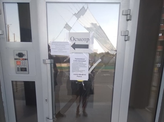 На улице Княжье поле в Рязани неизвестный разбил дверь подъезда и попал на камеры