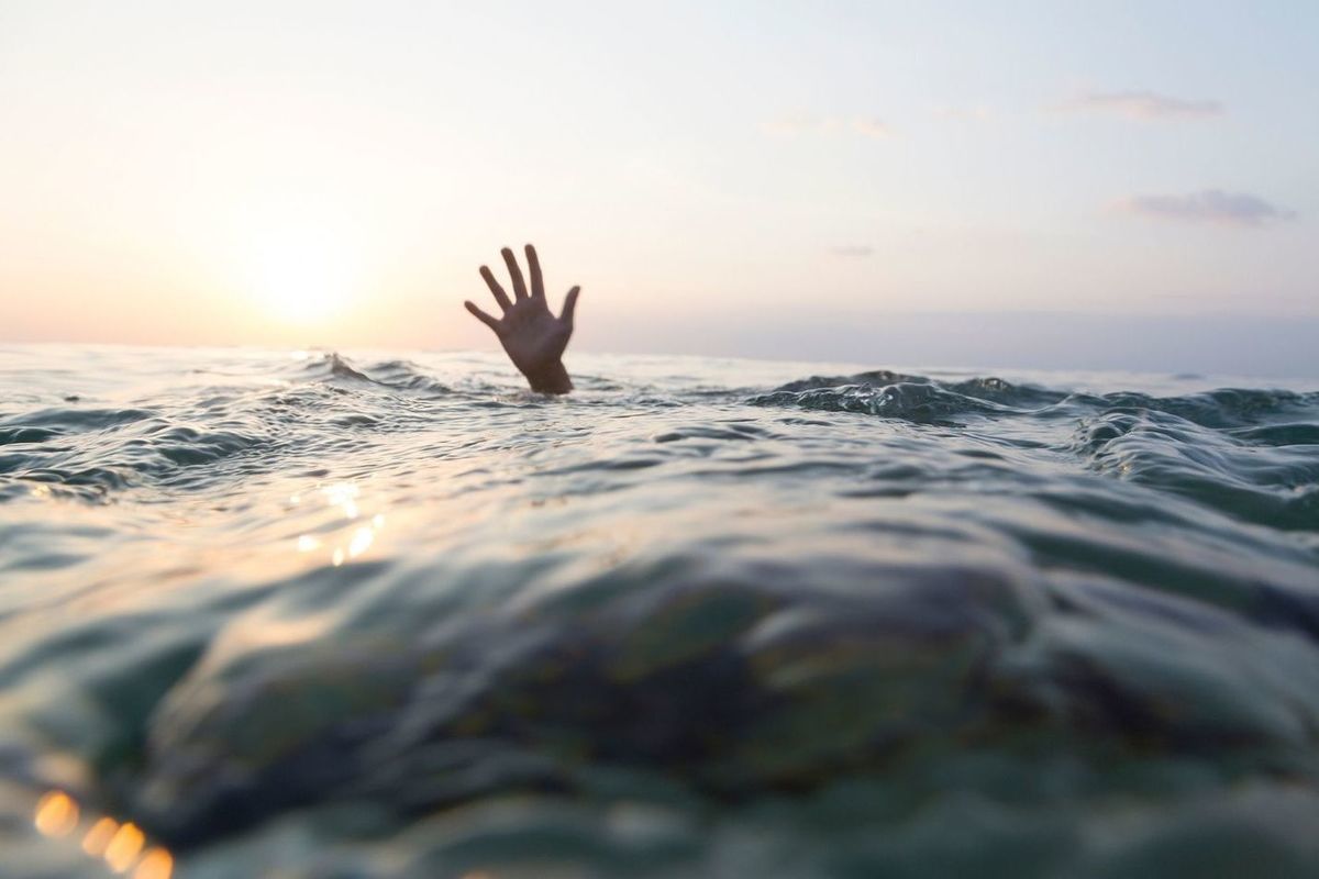 Можно ли утонуть в море. Солнце утонуло в море картинки. Drown. 6. Drowning picture.