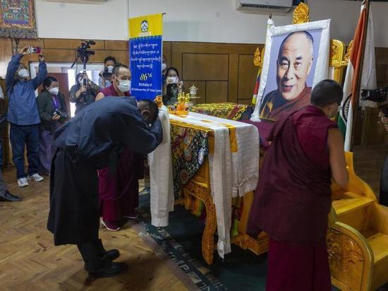 Тибетский духовный лидер Далай-лама восхваляет светские ценности Индии