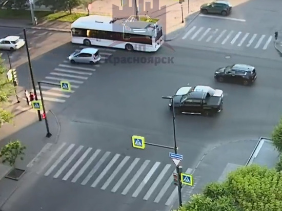 В центре Красноярска водитель повредил автомобиль, чуть не сбил пешеходов и скрылся