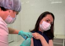 Мэр Омска Оксана Фадина поставила прививку против COVID-19 в одной из больниц города