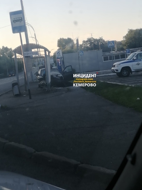 Молодой автомобилист протаранил остановку в Кемерове