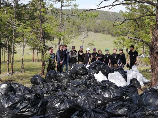 Около тысячи мешков мусора вывезли студенты ИРГУПС из окрестностей Бугульдейки