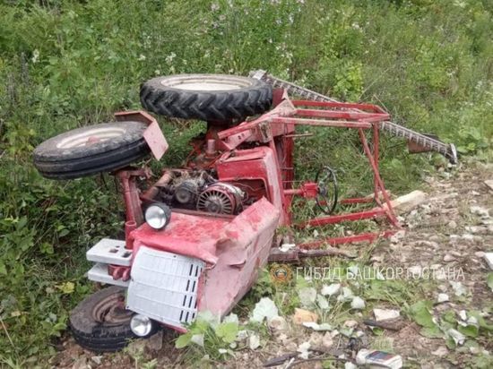 30-летний тракторист из Башкирии едва не погиб, съехав в кювет