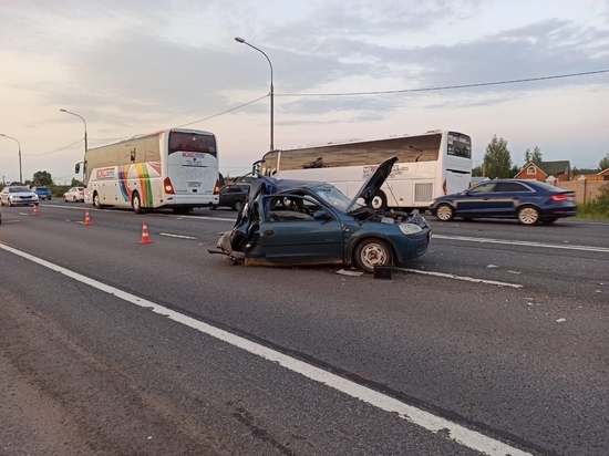На подъезде к Новгороду случилось смертельное ДТП – автобус протаранил легковушку