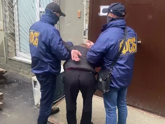УФСБ задержало двух саратовцев, выдававших поддельные сертификаты иностранцам