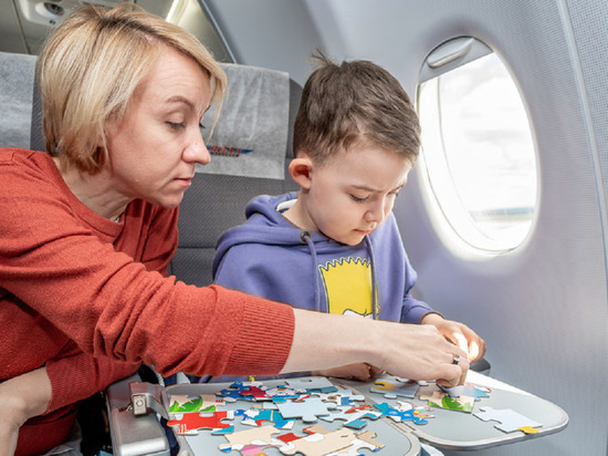 Раскраски, настольные игры и мягкие книжки: для детей развлечения в пути организовала в самолетах АК «Ямал»