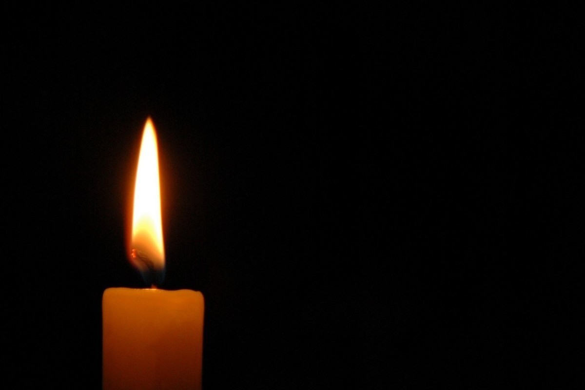 Траур на английском. Траур свеча на черном фоне. Свеча скорби. Свеча памяти.