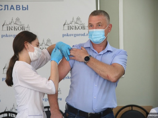 Выездная вакцинация прошла в Псковской городской Думе