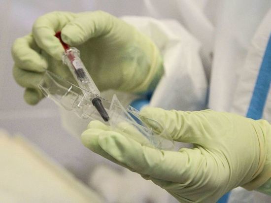 Франция решила ввести обязательную вакцинацию медиков от коронавируса