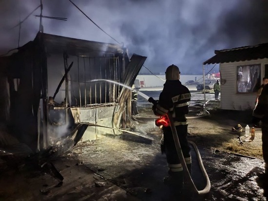 На западе Волгограда на рынке сгорел торговый павильон
