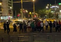 Как сообщает канал "112" со ссылкой на очевидцев, в московском районе Кузьминки произошла массовая драка с участием мигрантов