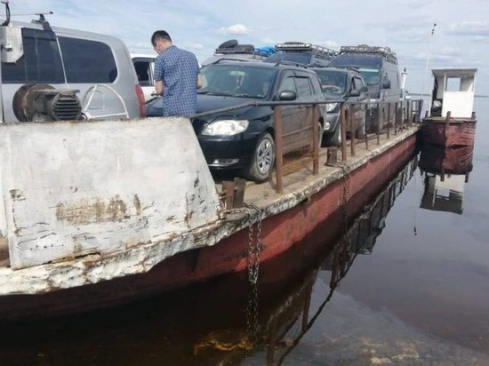 Жители Верхневилюйского улуса занимались незаконной переправой на пароме с течью
