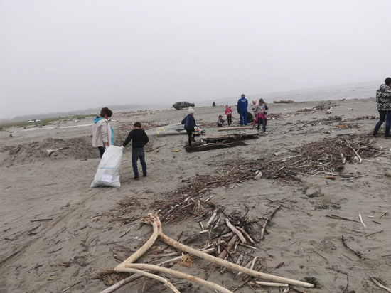 Школьники в Хабаровском крае очистили бухту Датта от мусора