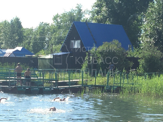 В Кемерове намерены снести простоявшую несколько лет на берегу озера незаконную баню