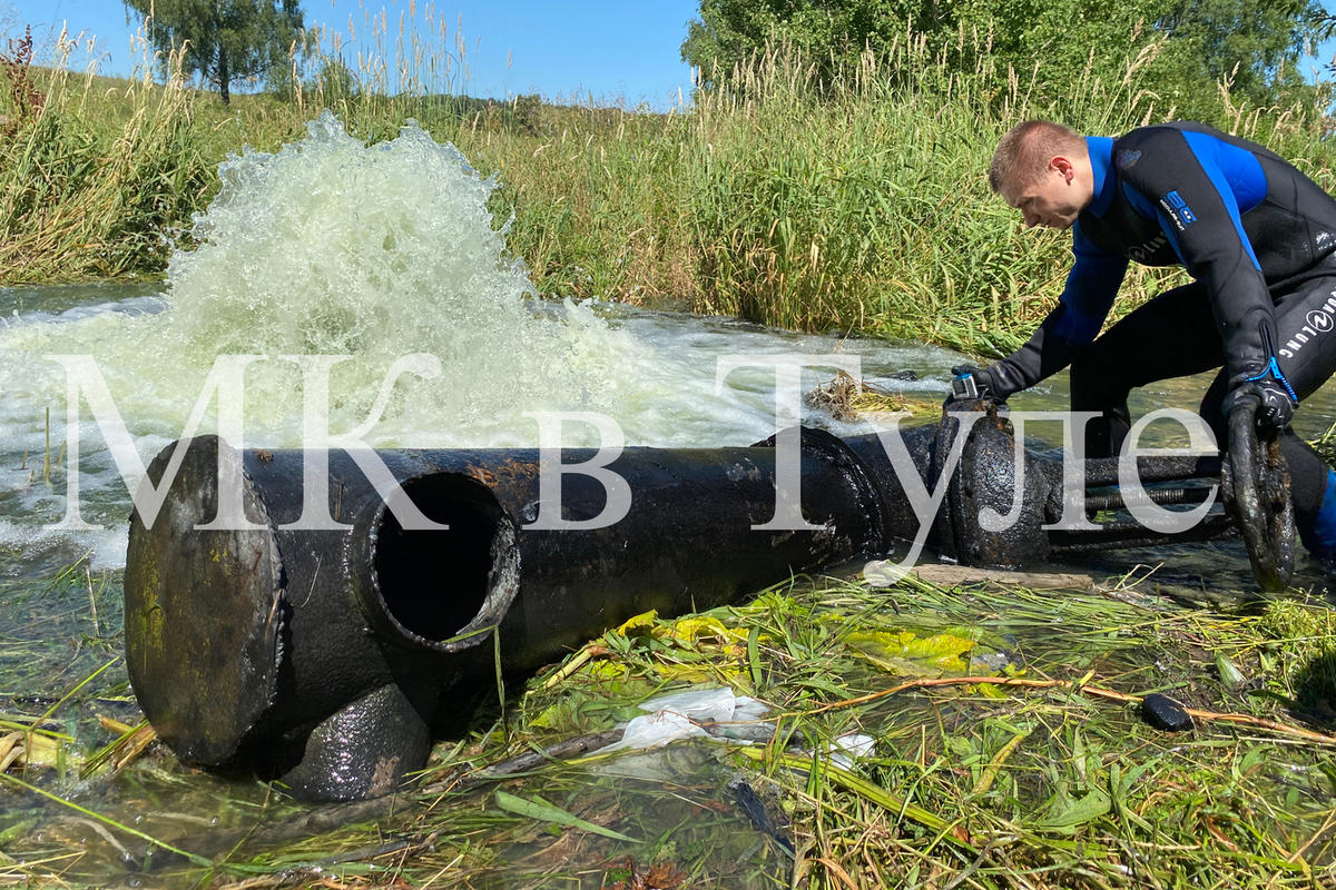 На пруду в Грумантах Щекинского района водолазы ищут причины порыва - МК  Тула