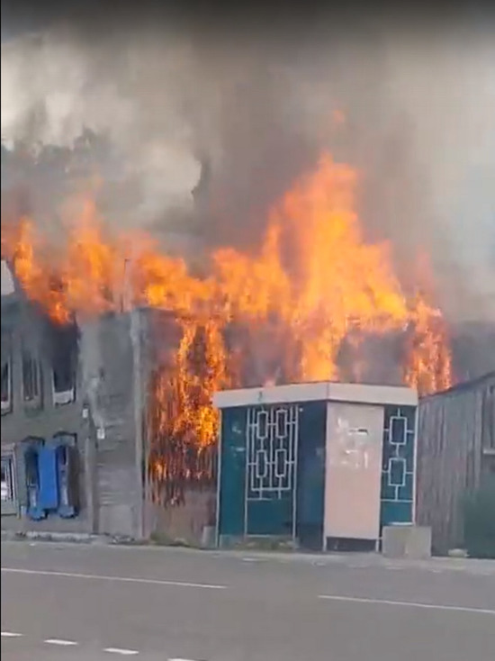 В Ачинске загорелся заброшенный дом
