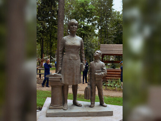 В Ижевске открыли памятник первой учительнице