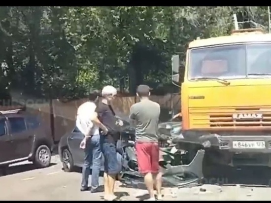 В Сочи КАМАЗ смял легковушку