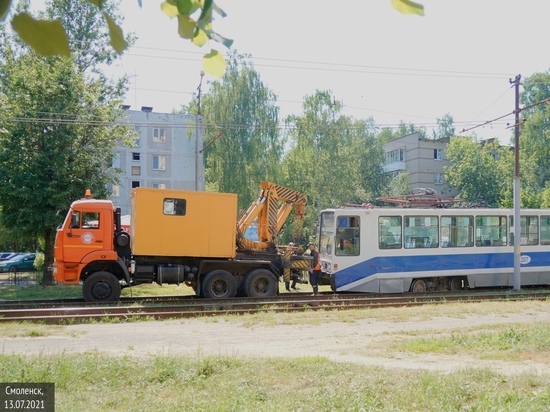 На улице Рыленкова в Смоленске трамвай покинул рельсы
